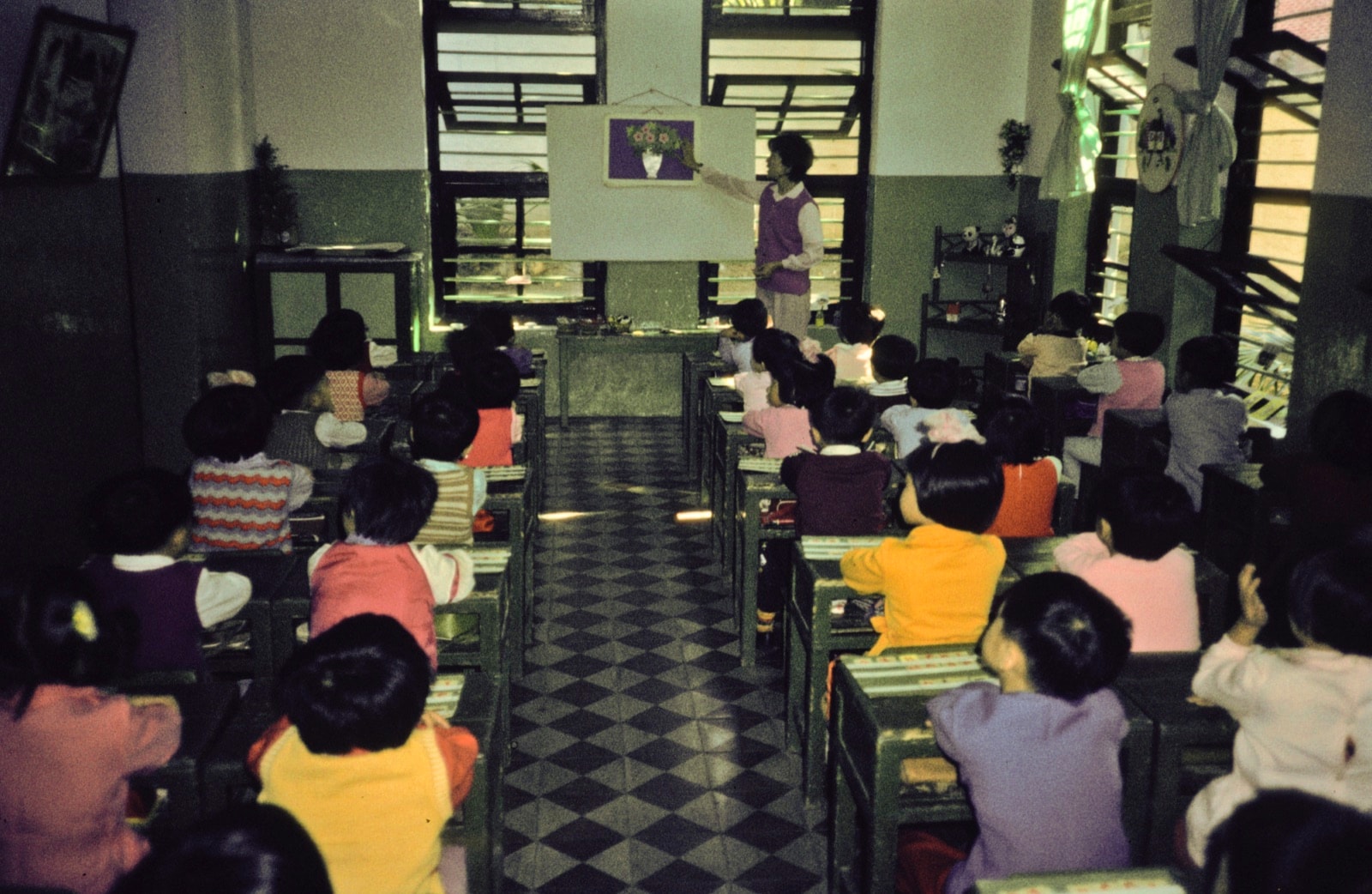 1982年中国一间教室内,学生面向讲台上课